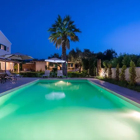 Alkis - Spacious Pool Retreat