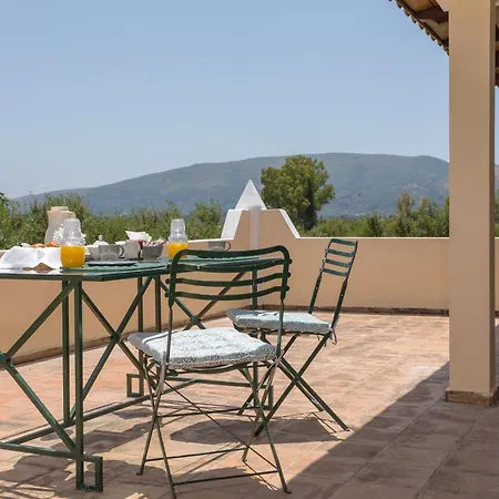 Alkis - Spacious Pool Retreat *