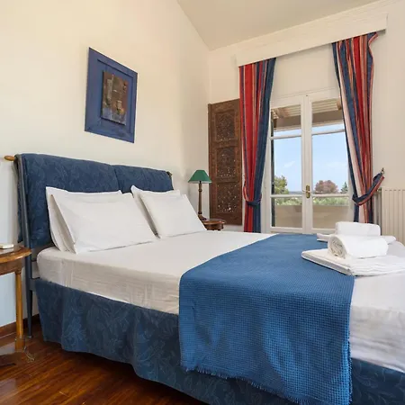 Alkis - Spacious Pool Retreat *