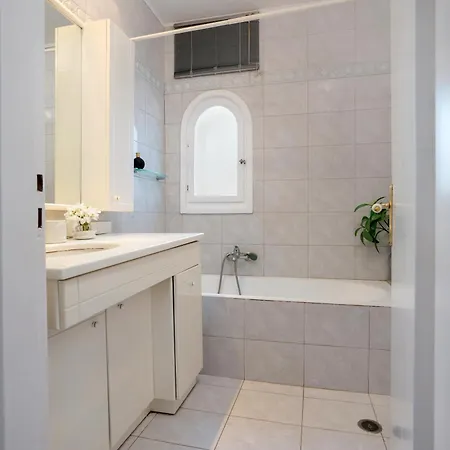 Alkis - Spacious Pool Retreat Vanato