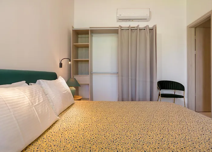 Alkis - Spacious Pool Retreat