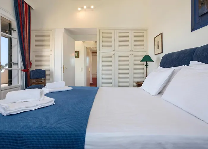 Alkis - Spacious Pool Retreat *