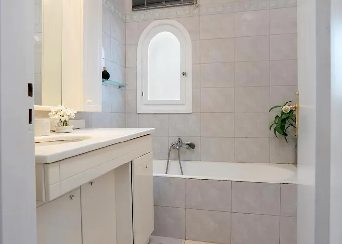 Alkis - Spacious Pool Retreat Vanato