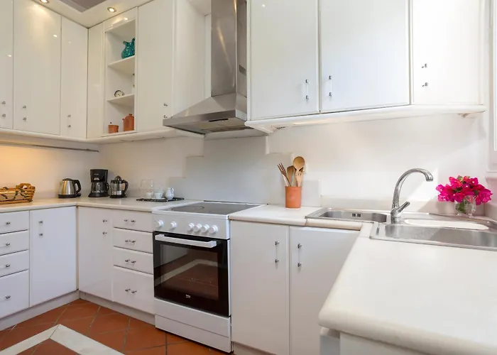 Alkis - Spacious Pool Retreat * Vanato