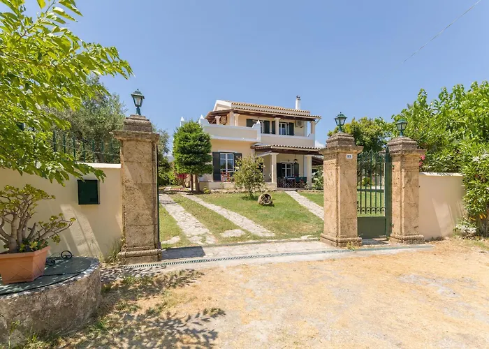 Alkis - Spacious Pool Retreat Vanato