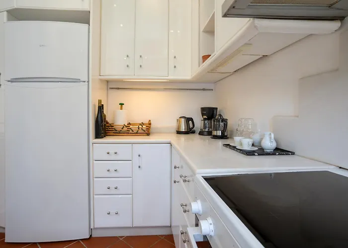 Alkis - Spacious Pool Retreat *