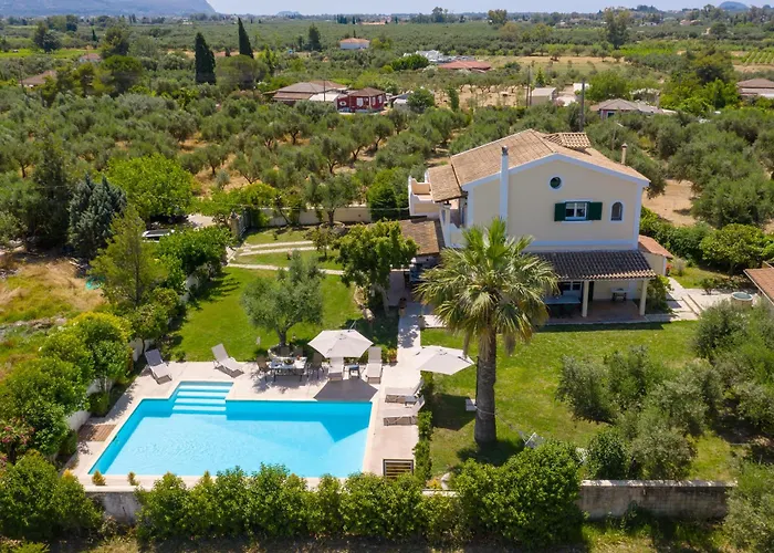 Alkis - Spacious Pool Retreat *