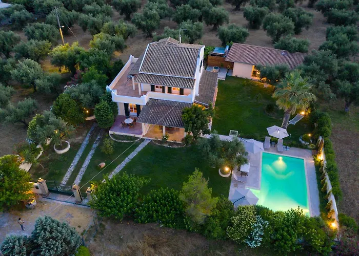 Alkis - Spacious Pool Retreat 别墅