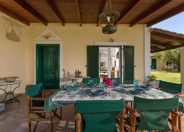 Alkis - Spacious Pool Retreat Willa