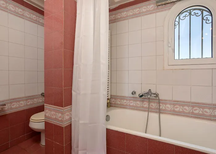 Willa Alkis - Spacious Pool Retreat *