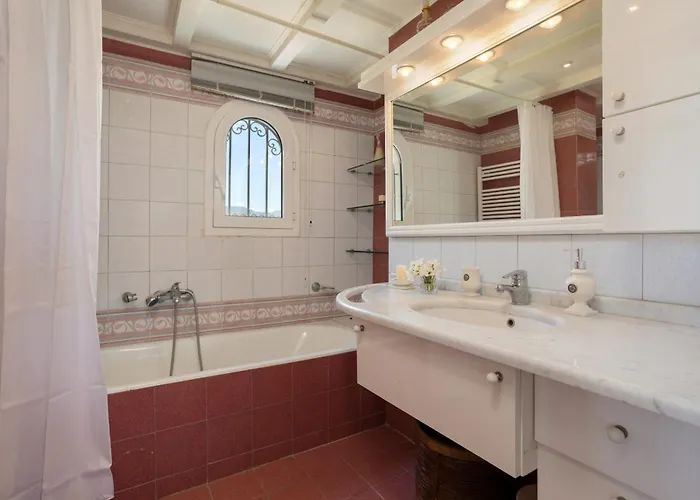 Alkis - Spacious Pool Retreat