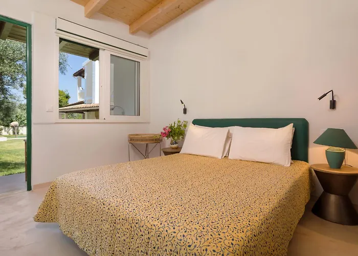 Alkis - Spacious Pool Retreat