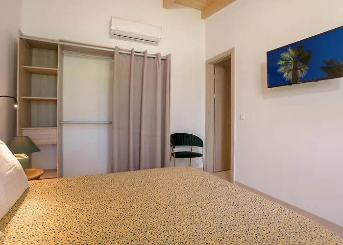 Willa Alkis - Spacious Pool Retreat