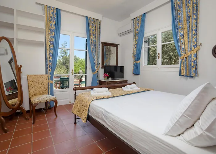 Alkis - Spacious Pool Retreat Vanato