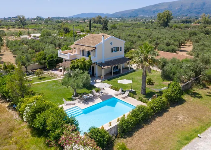 Alkis - Spacious Pool Retreat Willa