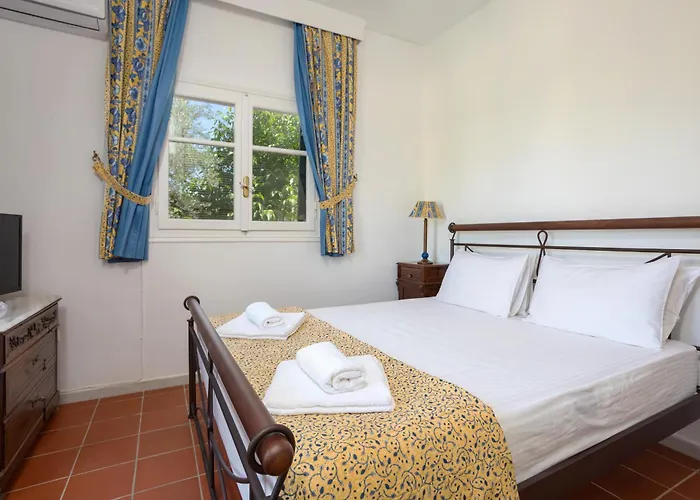 Willa Alkis - Spacious Pool Retreat Vanato