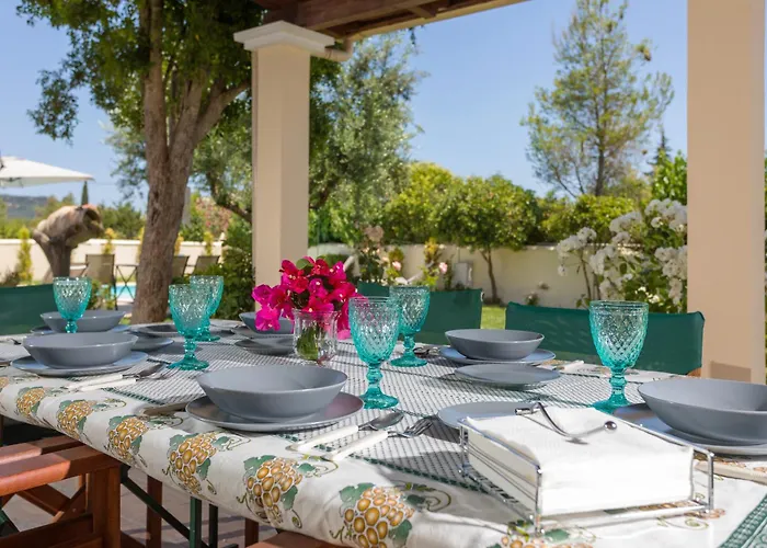 Willa Alkis - Spacious Pool Retreat Vanato