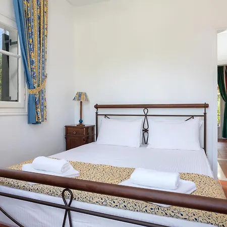 Villa Alkis - Spacious Pool Retreat Vanato