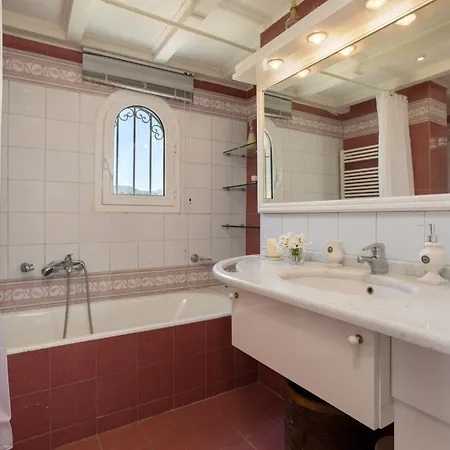 Alkis - Spacious Pool Retreat