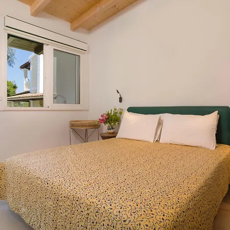 Alkis - Spacious Pool Retreat