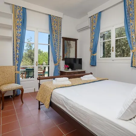 Villa Alkis - Spacious Pool Retreat Vanato